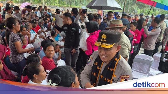 Polri Bagikan Ratusan Paket Makanan-Logistik untuk Korban Banjir Nagekeo NTT
