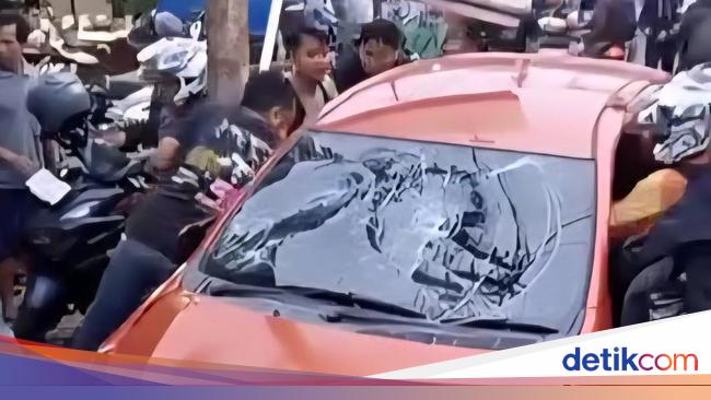 Mobil Ugal-ugalan Seruduk 3 Motor Berakhir Diamuk Massa di Bogor