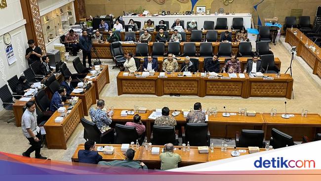 Rapat Baleg DPR Memanas saat Dua Pimpinan Debat soal RUU Pemilu
