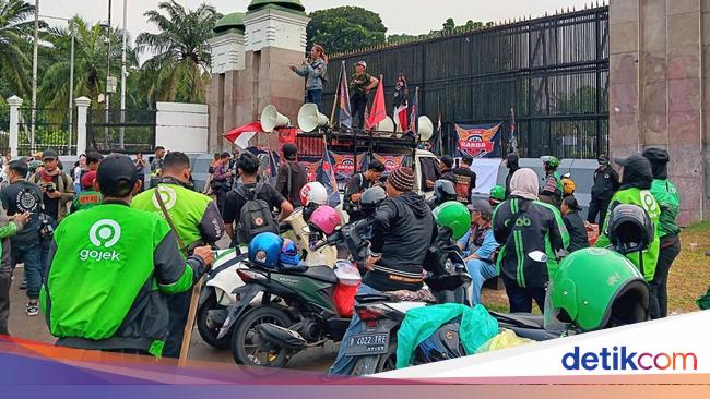 Sejumlah Ojol Tetap Narik Saat Massa Demo Potongan Aplikator 10 % di DPR