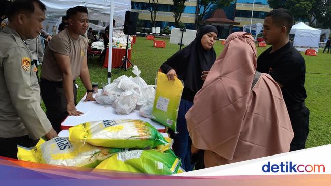 Antusiasnya Ibu-ibu Borong Sembako di Gerakan Pangan Murah Polri