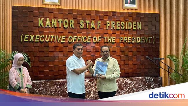 AM Putranto Menangis Saat Serah Jabatan KSP ke Qodari