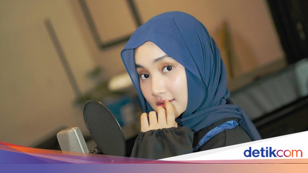 Oriq qoramagiz ayollarning külotlarini yechayotgan fotosuratlari