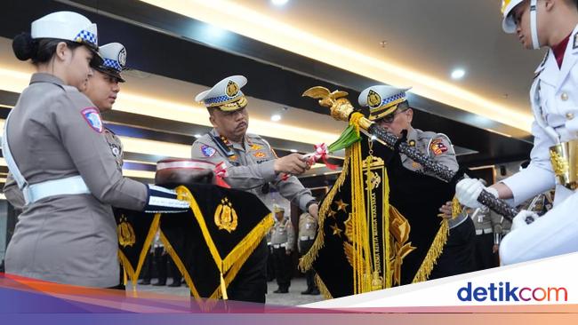Khidmat, Kakorlantas Pimpin Upacara Pencucian Pemuliaan Pataka Korlantas Polri