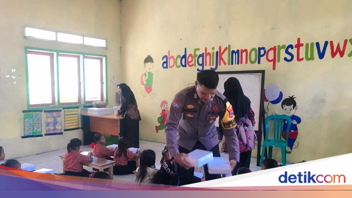 Kisah Bripka Hamzah 15 Tahun Layani dan Bantu Warga Pulau Terdepan Sulteng