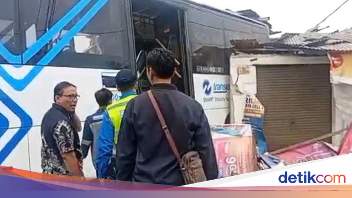 Kronologi TransJ Seruduk Mobil-Rumah di Cakung hingga 6 Orang Terluka