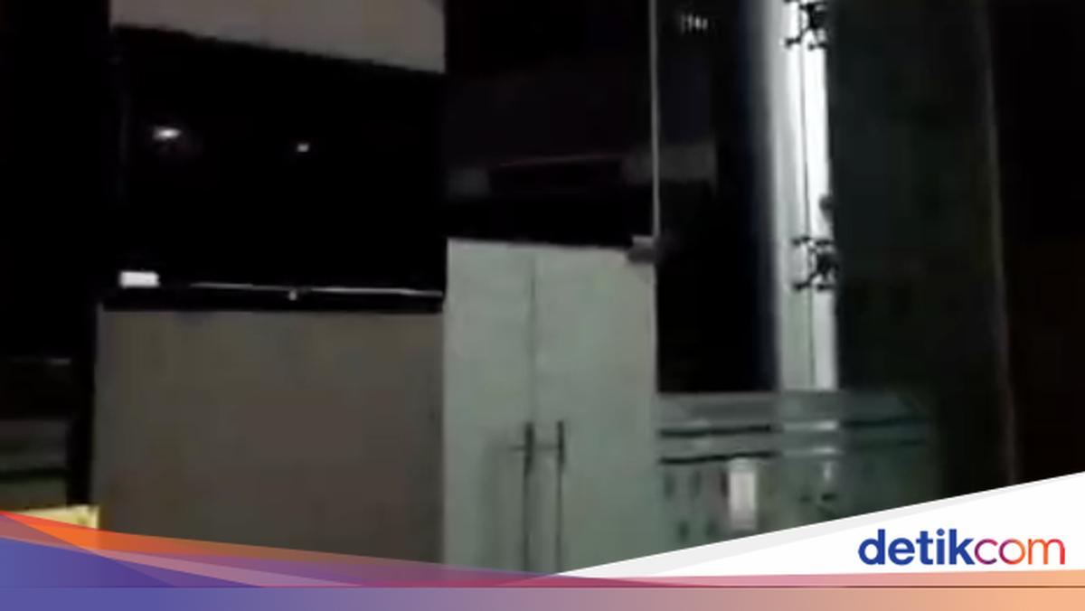 Penampakan Kaca Berserakan di Bandara Nabire Dampak Gempa M 6,5