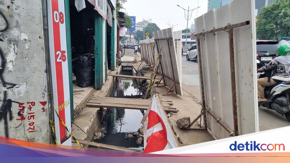 Galian Selokan di Mampang Ganggu Pejalan Kaki, Ada yang Pernah Tergelincir