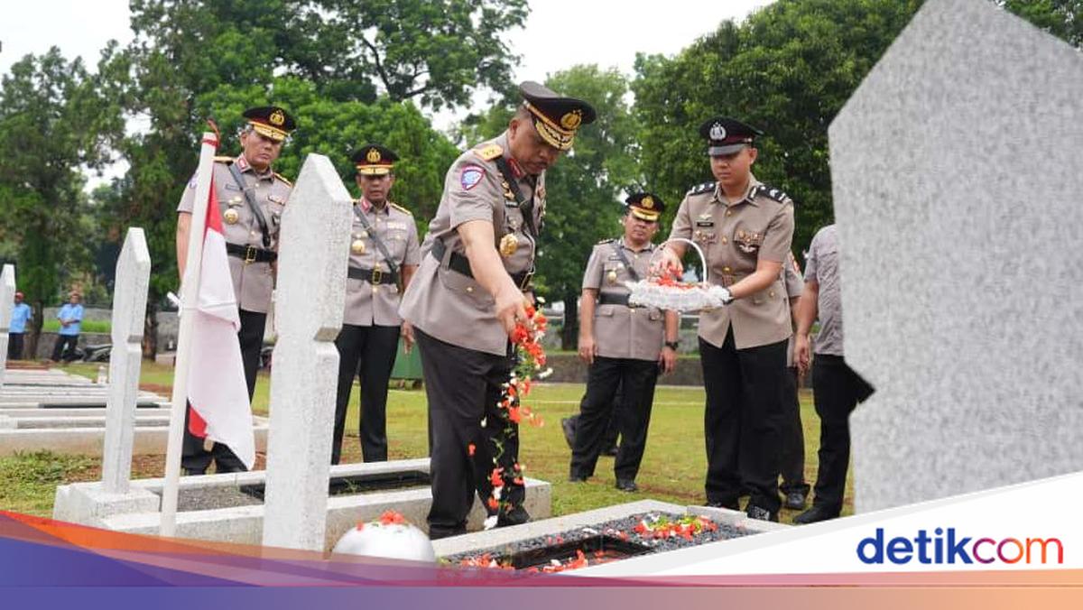 Korlantas Polri Ziarah ke TMP Kalibata Peringati Hari Lalu Lintas dan Hari Keselamatan LLAJ