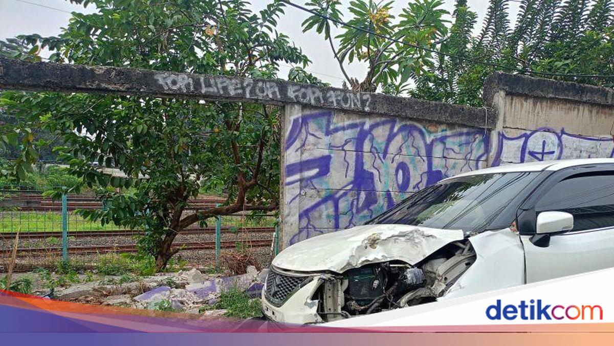 Warga Ungkap Detik-detik Mobilnya Ditabrak TransJ hingga Hancur di Cakung