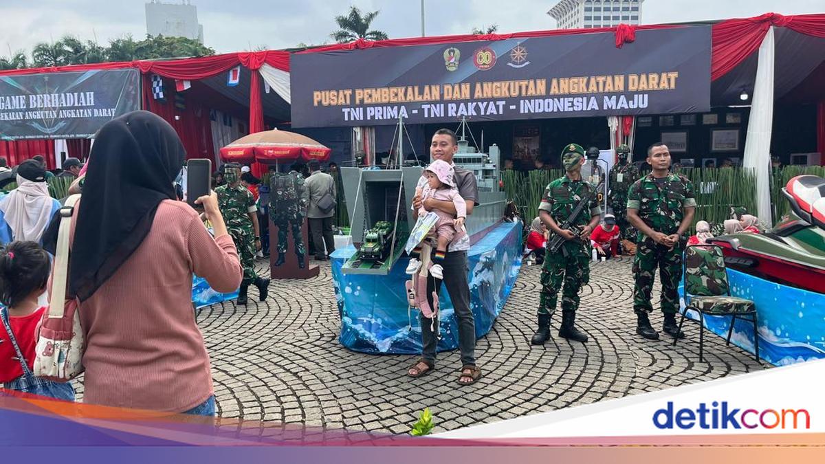 Alutsista Dipamerkan di Monas Jelang HUT TNI ke-80, Warga Antusias Berfoto