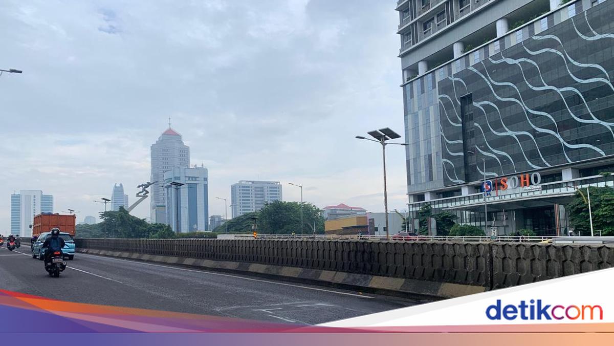 Berulang Kali Lubang di Flyover Pancoran Makan Korban