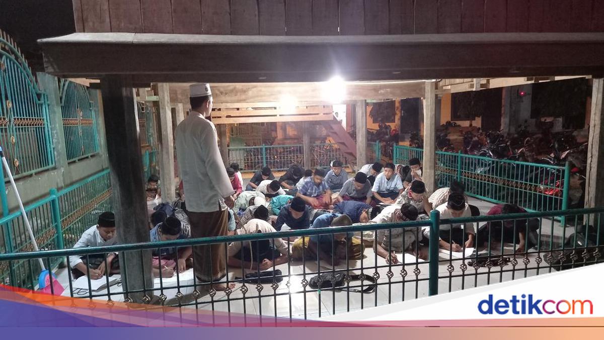 Dedikasi Iptu Jumadil 12 Tahun Jadi Guru Ponpes, Mengajar Usai Selesai Dinas