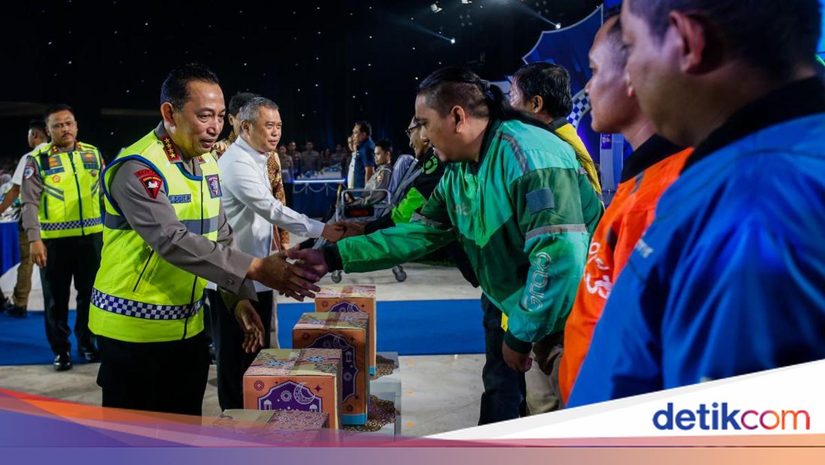 Kapolri Beri Bantuan Sembako ke Ojol di Hari Lalu Lintas Bhayangkara Ke-70