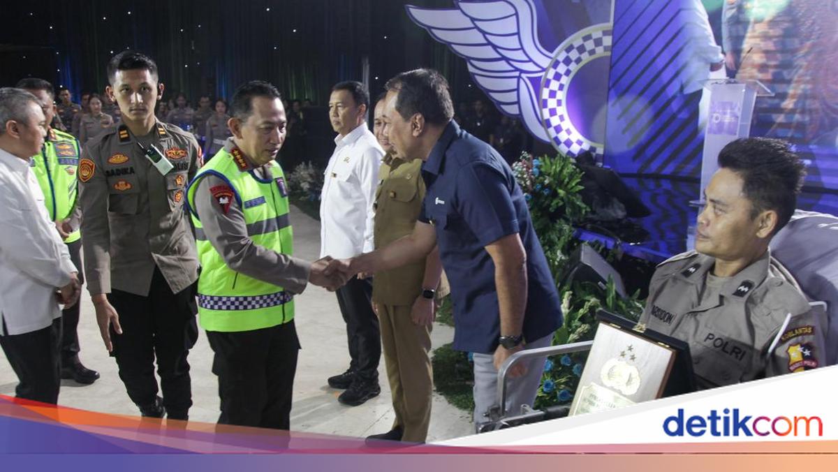 Korlantas Beri Pin Emas ke 3 Tokoh Berkontribusi Majukan Layanan Lalu Lintas