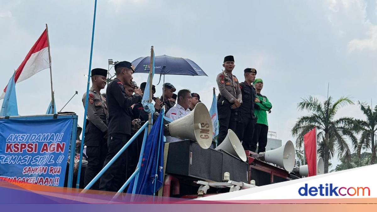 Polisi dan Buruh Gelar Doa Bersama di Tengah Unjuk Rasa di DPR
