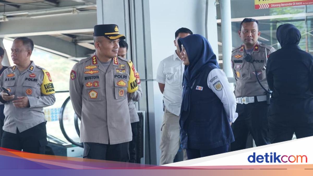 Polisi Sekat Massa di Stasiun Cikarang, Cegah Anarko Ikut Demo DPR