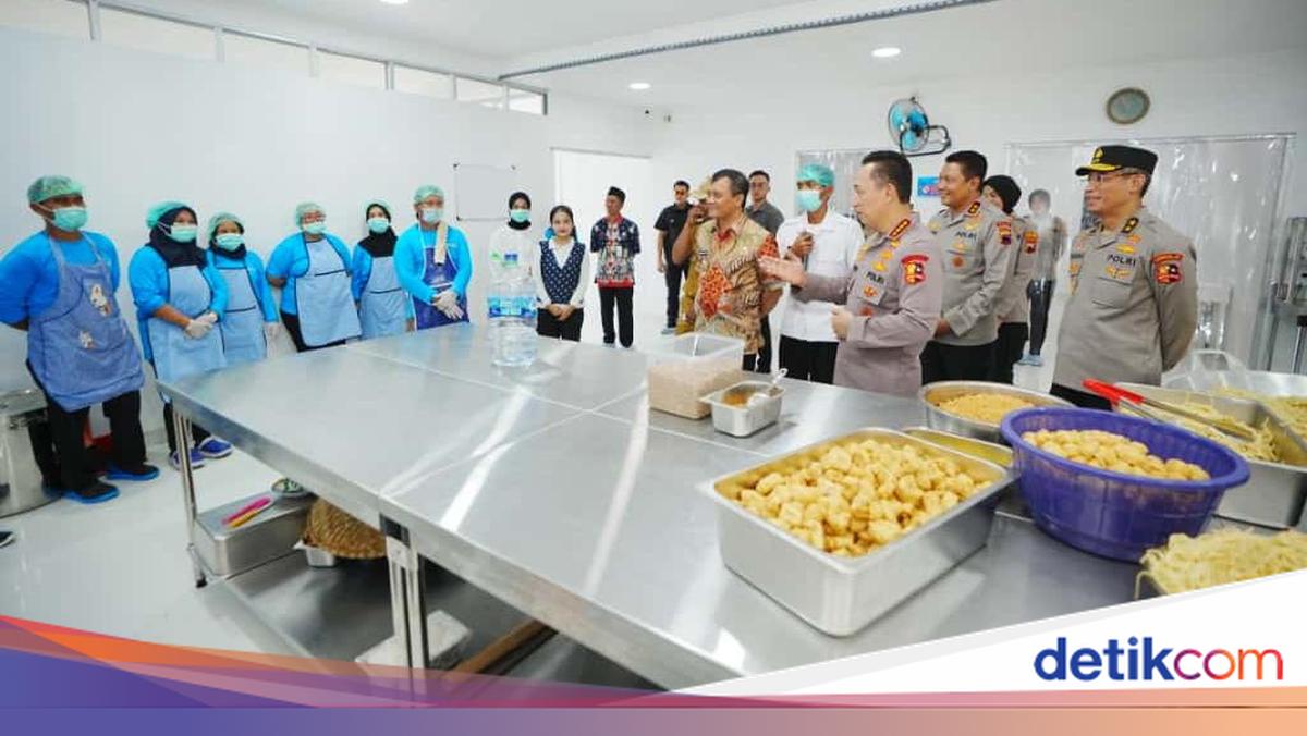 Kapolri Tinjau SPPG Polres Semarang, Bagikan Bansos untuk Masyarakat
