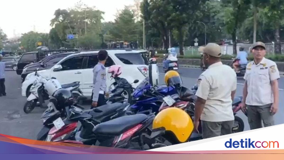 Cegah Jalan di Cawang 'Dijajah' Parkir Liar-PKL, 100 Petugas Dikerahkan