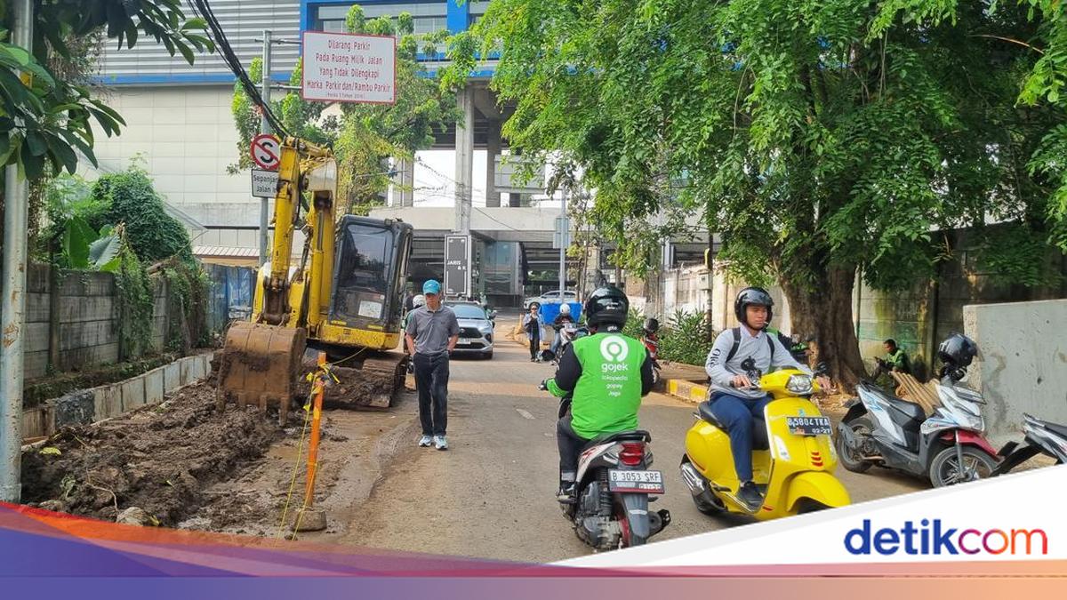 Jalan Berlumpur dan Licin Sisa Galian Dekat MRT Fatmawati, Warga Waswas