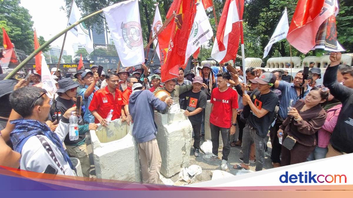Peserta Aksi Cor Badan Saat Demo Hari Tani Nasional di Jakpus