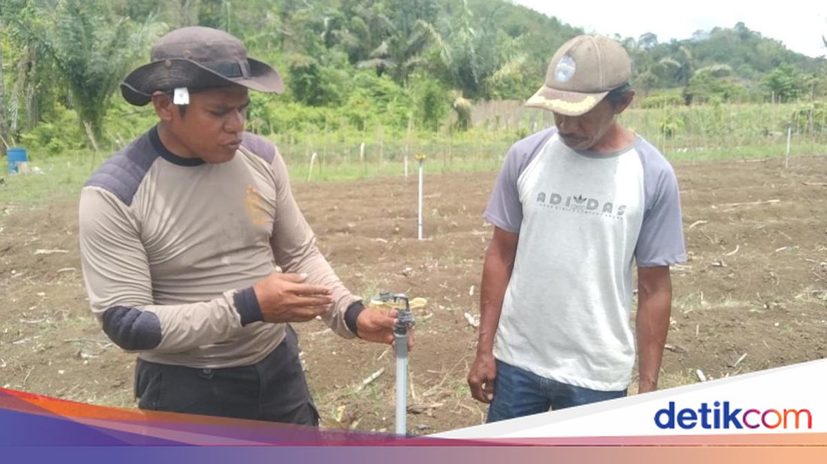 Inovasi Aiptu Arip Pelu Bikin Penyiraman Kincir Air untuk Petani Baubau