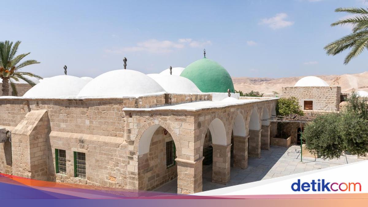 Melihat Kompleks Makam Nabi Musa di Timur Yerusalem