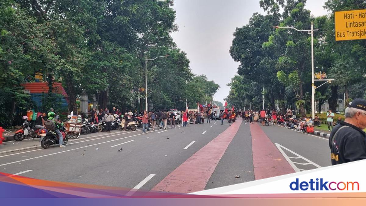 Massa Petani di Patung Kuda Bubarkan Diri