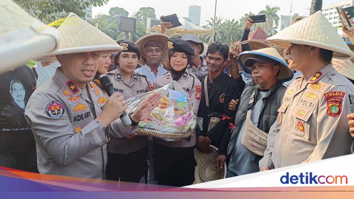 Polisi dan Petani Potong Tumpeng Peringati Hari Tani di DPR