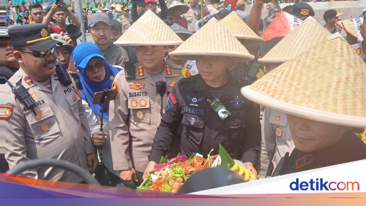 Temui Massa Aksi di Monas, Wakapolda Metro Beri Tumpeng ke Petani