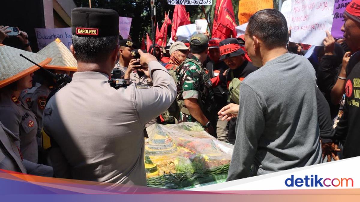 Polisi Turun Bagikan Tumpeng ke Massa Petani di Kementan
