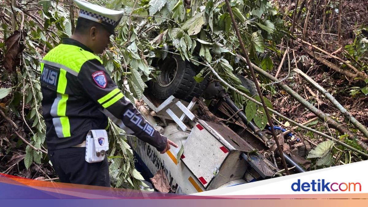 Lanati yosh uysizlar Gina Wild bilan retro porno orgies