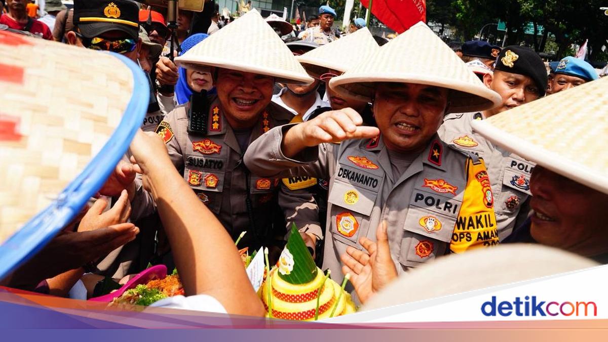 Temui Massa Aksi di Monas, Wakapolda Metro Beri Tumpeng ke Petani