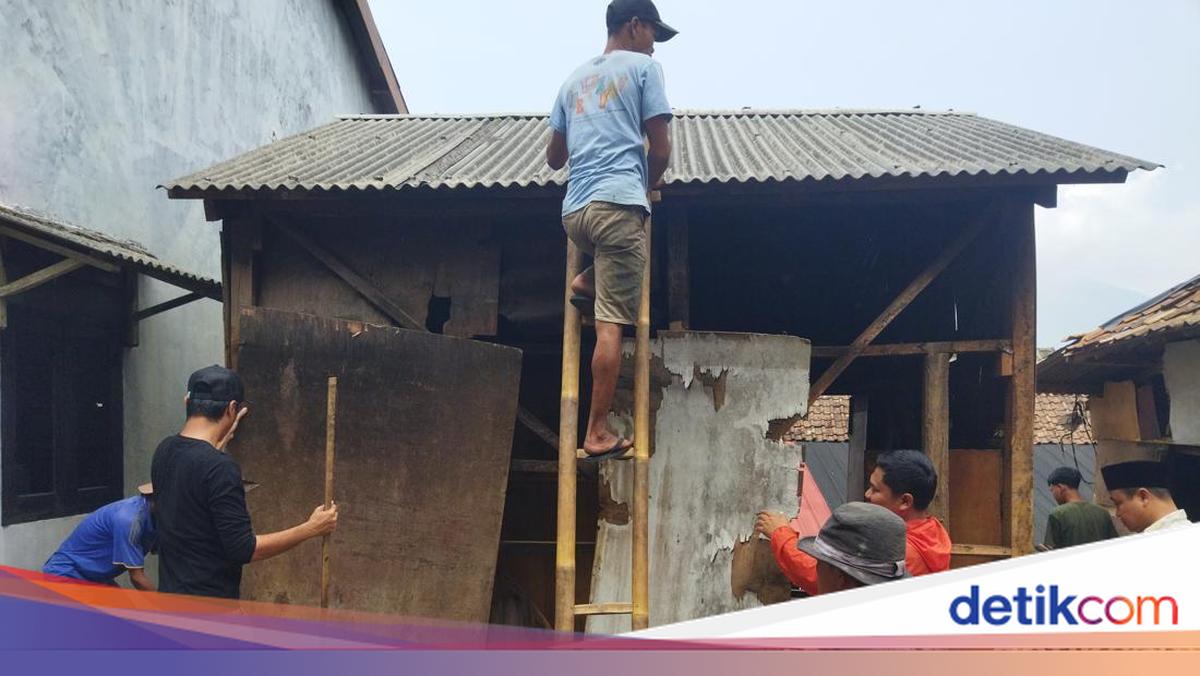 Anggota DPRD Patungan Bedah Rumah Warga Tak Layak Huni di Pandeglang