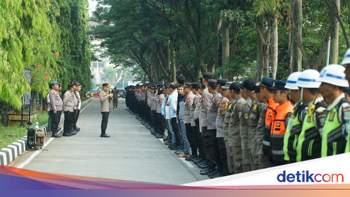 Ribuan Personel Polisi Dikerahkan Kawal Demo Buruh di Pemkab Bekasi