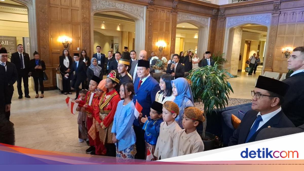 Prabowo Disambut Anak-anak hingga Diaspora Berbaju Adat di Ottawa Kanada