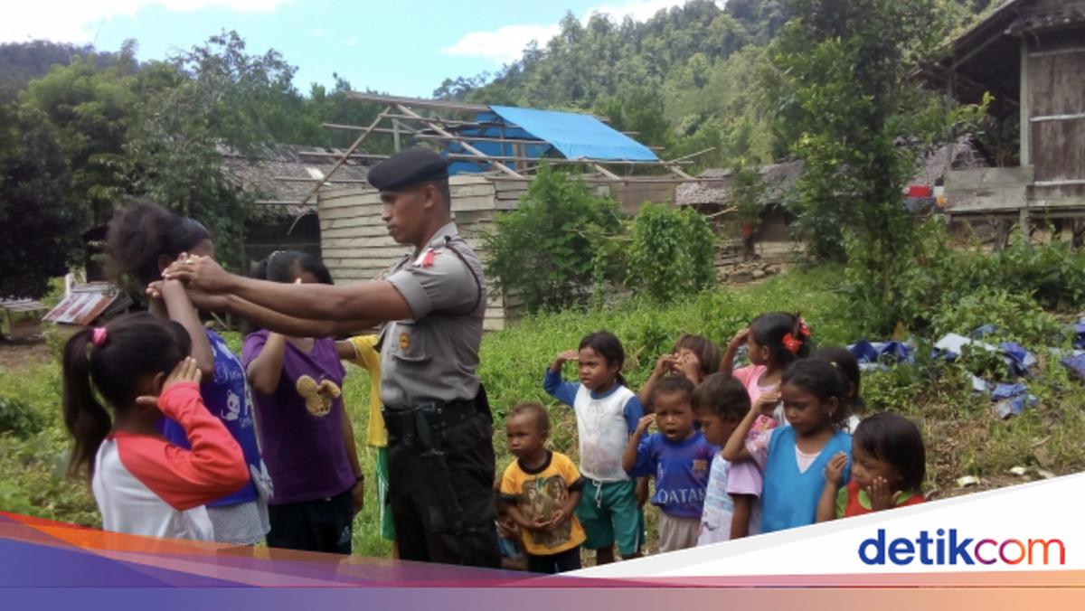 Awal Mula Iptu Bastian Mengabdi Jadi Guru bagi Masyarakat Adat Buru Selatan