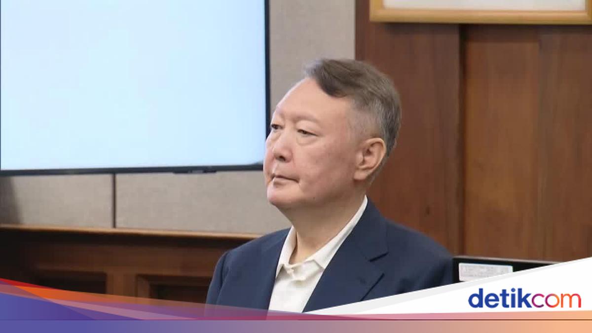 Jaksa Korea Selatan menuntut hukuman 10 tahun penjara untuk mantan Presiden Korsel, Yoon Suk Yeol. Tuntutan itu terkait kasus darurat militer tahun lalu.