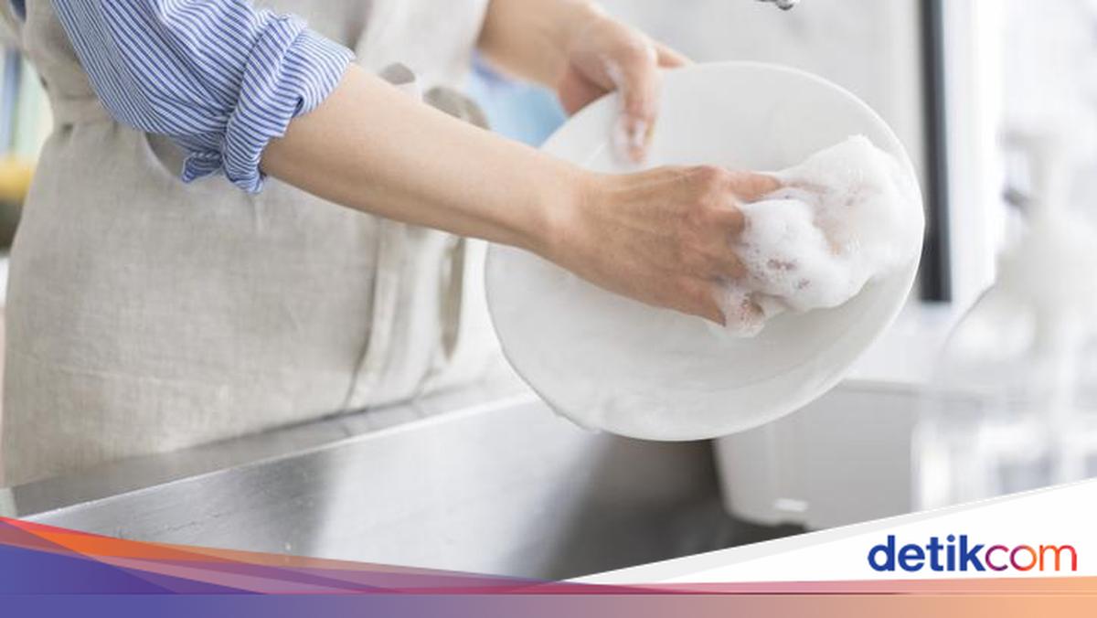 Ternyata, Orang yang Rajin Cuci Piring Punya 7 Sifat Positif Ini!