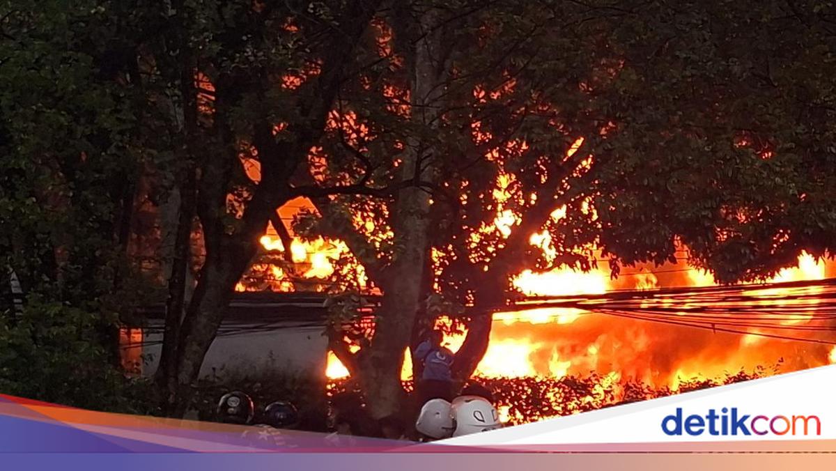 Damkar yang Tak Bisa Berbuat Banyak Saat Api Membara di Demo Bandung