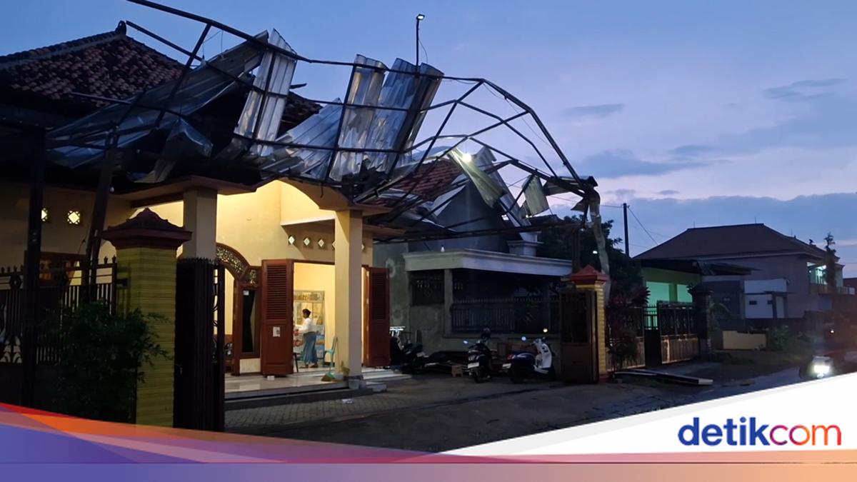 Angin Kencang Rusak Puluhan Rumah di Tulungagung