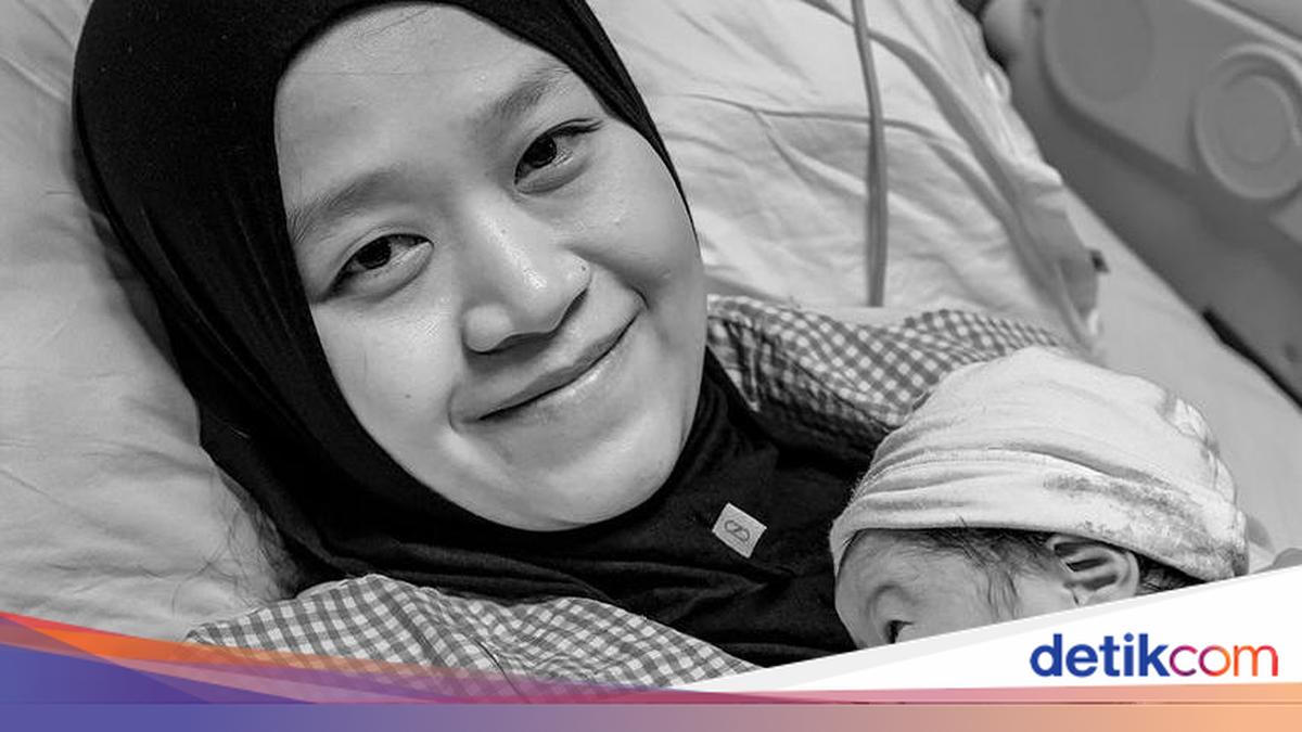 Selamat! Istri Bintang Emon Melahirkan Anak Pertama