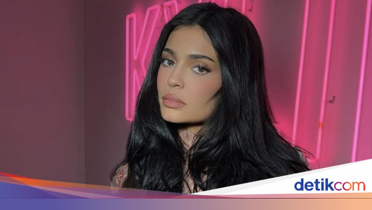 Kylie Jenner Pangkas Harga Rumah Holmby Hills Jadi Rp 179 Miliar, Kenapa Belum Laku?