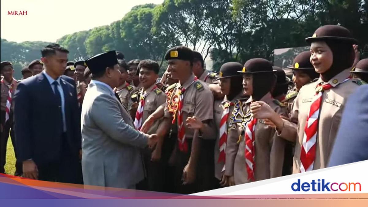 Momen Prabowo Sapa dan Bercanda dengan Pelajar Usai Upacara di Lubang Buaya