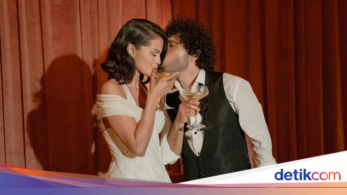 Rayakan Pernikahan, Selena Gomez & Benny Blanco Makan Kue Pengantin Tahun Lalu