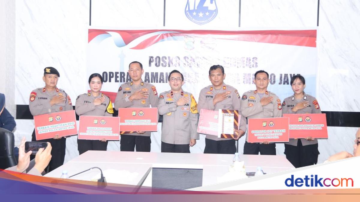 Kabid Humas Polda Metro Berikan Penghargaan Personel Berprestasi