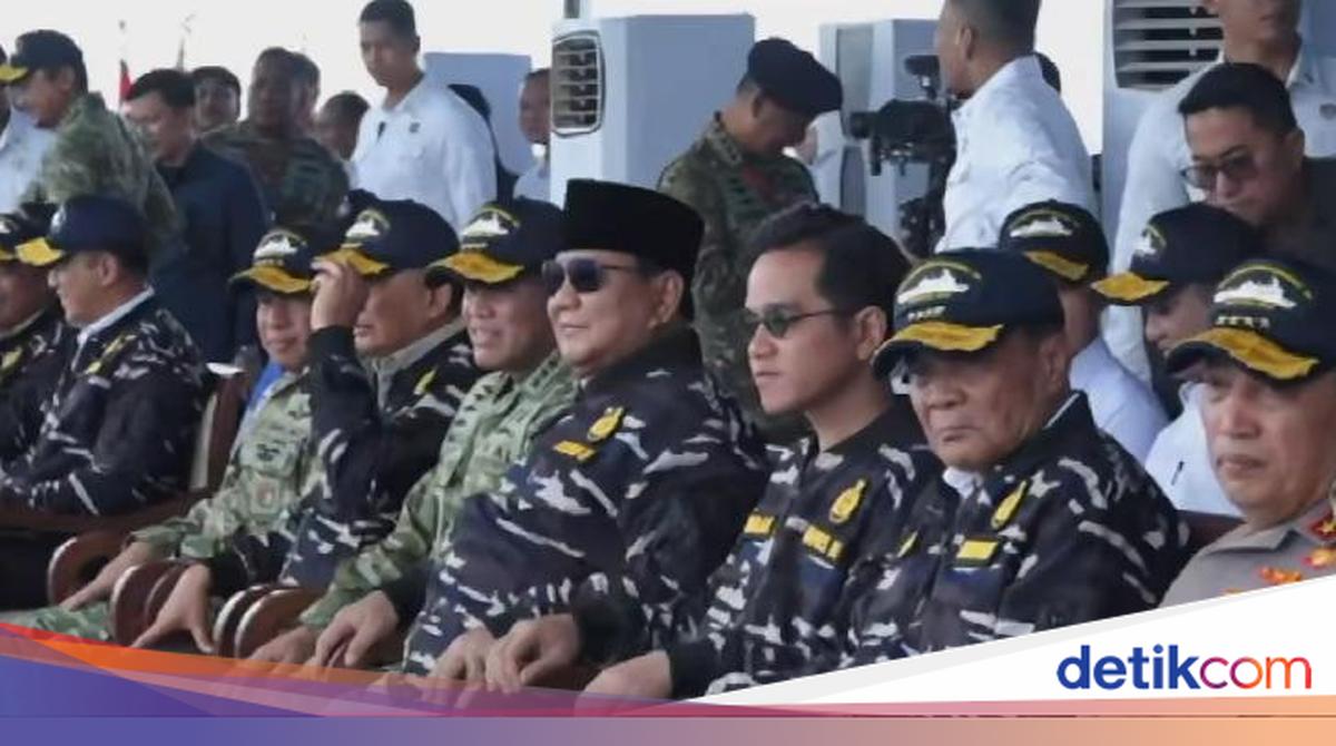 Prabowo Bareng Panglima-Kapolri Saksikan Sailing Pass TNI AL dari Atas KRI