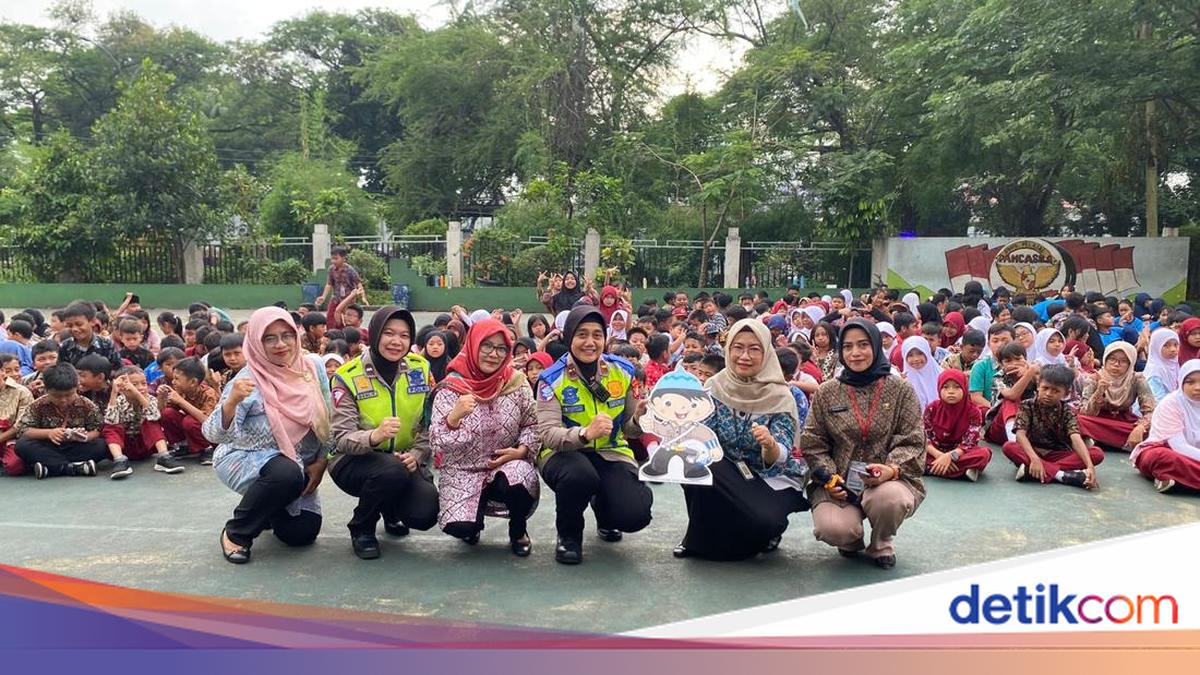 Si 'Atang' Ajak Bocah SD di Tangerang Jadi Pelopor Keselamatan Lalu Lintas