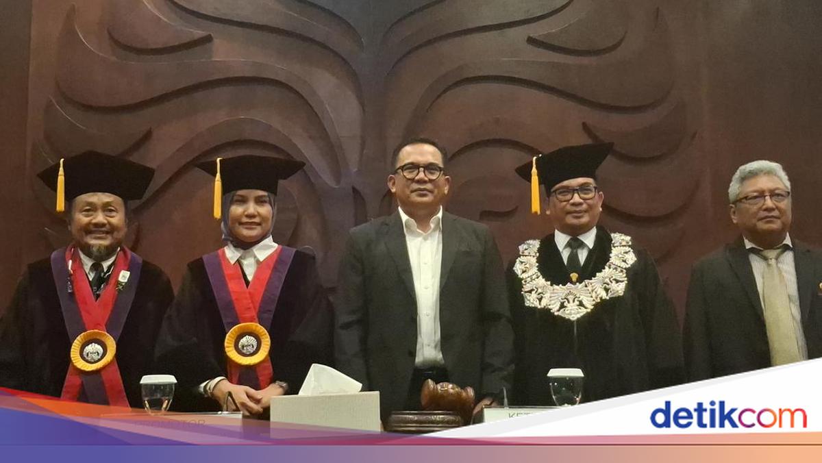 Waka Baleg DPR Ahmad Iman Sukri Raih Doktor Ilmu Administrasi di UI