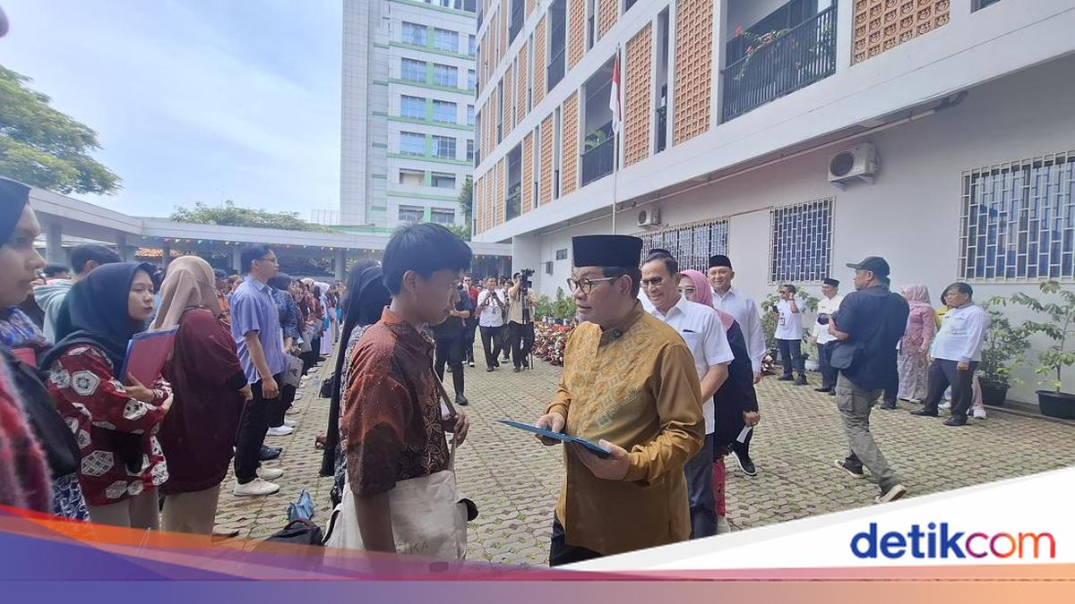 Pramono Serahkan 1.238 Ijazah Pelajar Jakarta yang Tertahan gegara Biaya